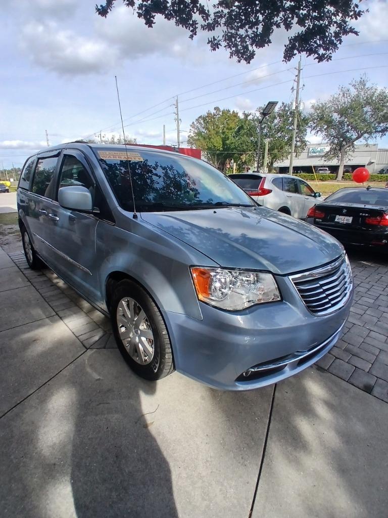 2013 Chrysler Town & Country Touring's photo