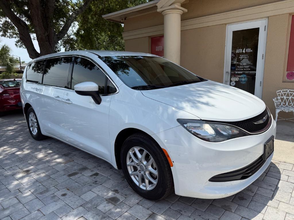 2018 Chrysler Pacifica LX's photo